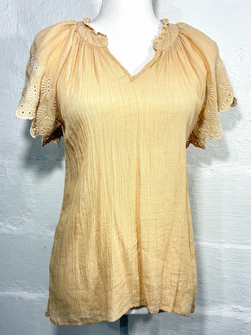 LIV LOS ANGELES PULLOVER EYELET SLEEVE TOP